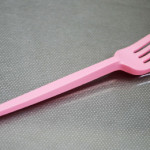 garfo-plastico-para-sobremesa-rosa-claro